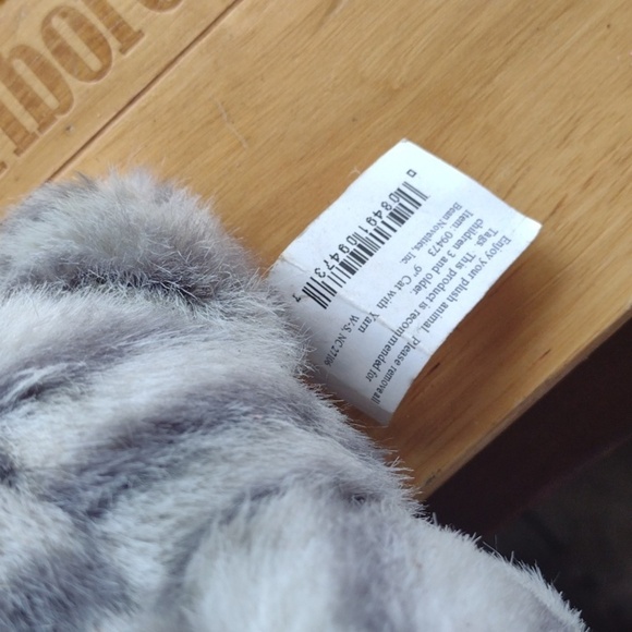 Free-Cat Plush Toy with Pink Yarn - Picture 3 of 3